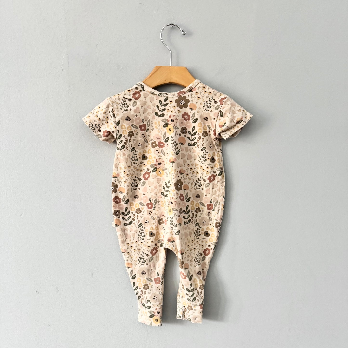 Jax & Lennon / Grenouillère manches courtes à motifs floraux beige / 0-6M