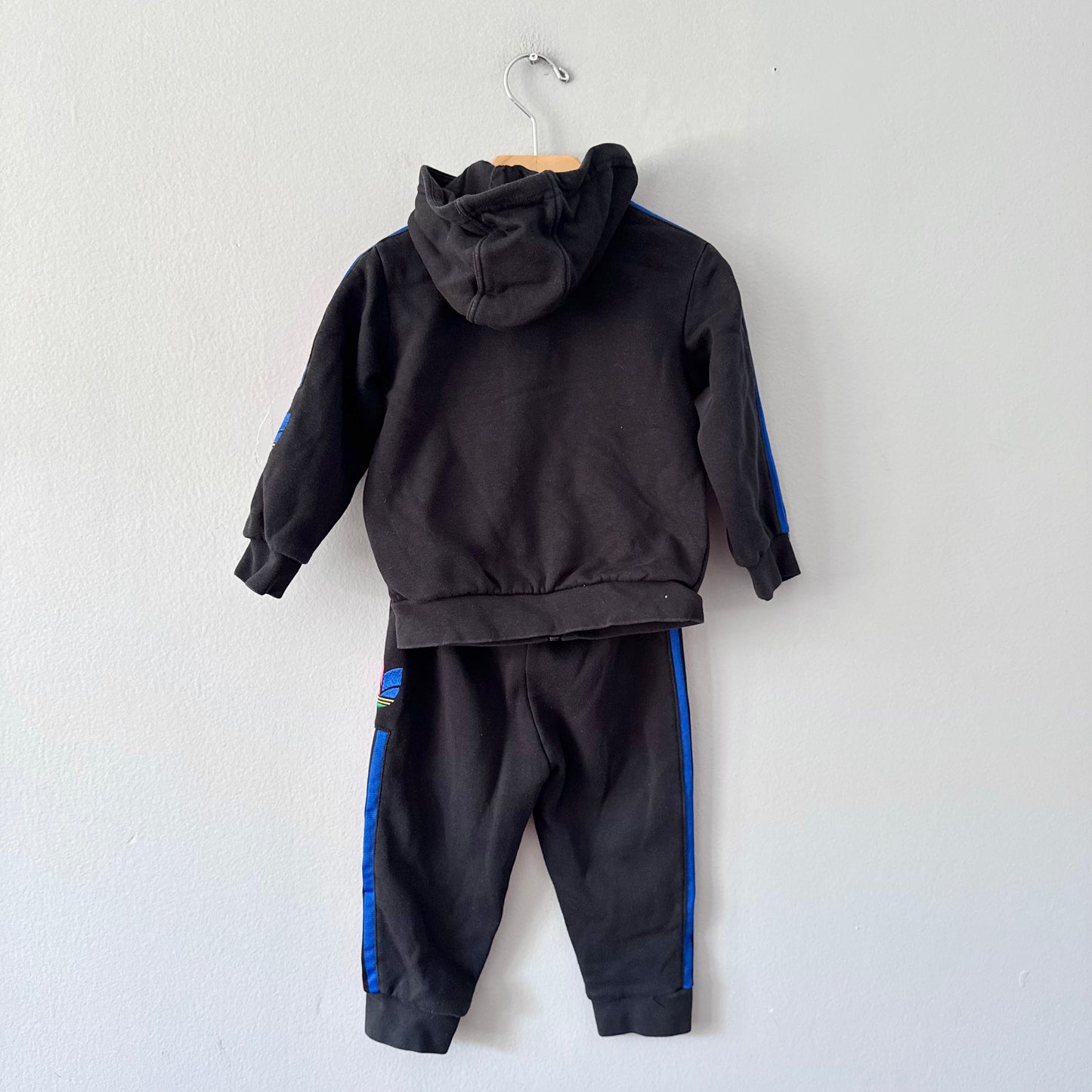 Adidas / Black zip up hoodie & sweatpants set / 12-18M