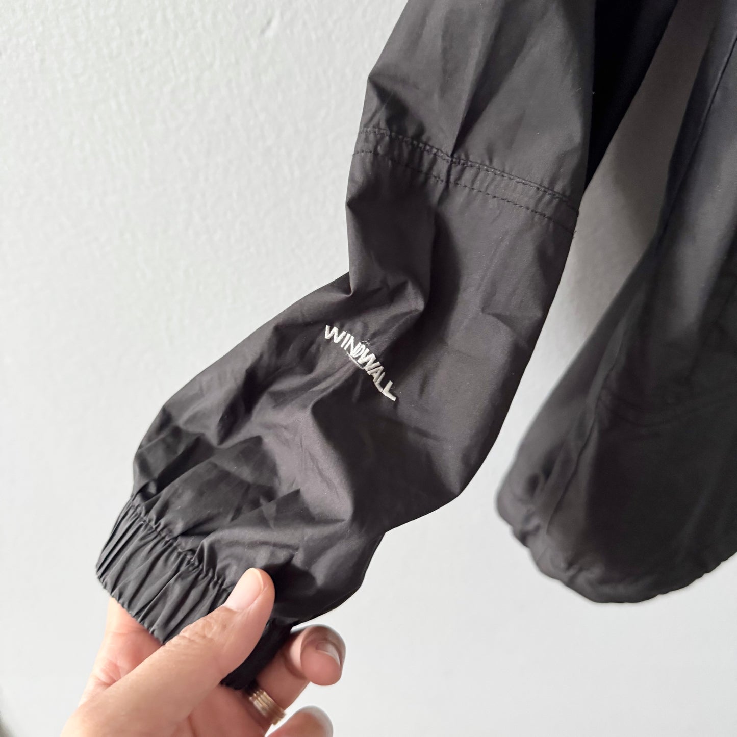 The North Face / Black windbreaker / 7-8Y