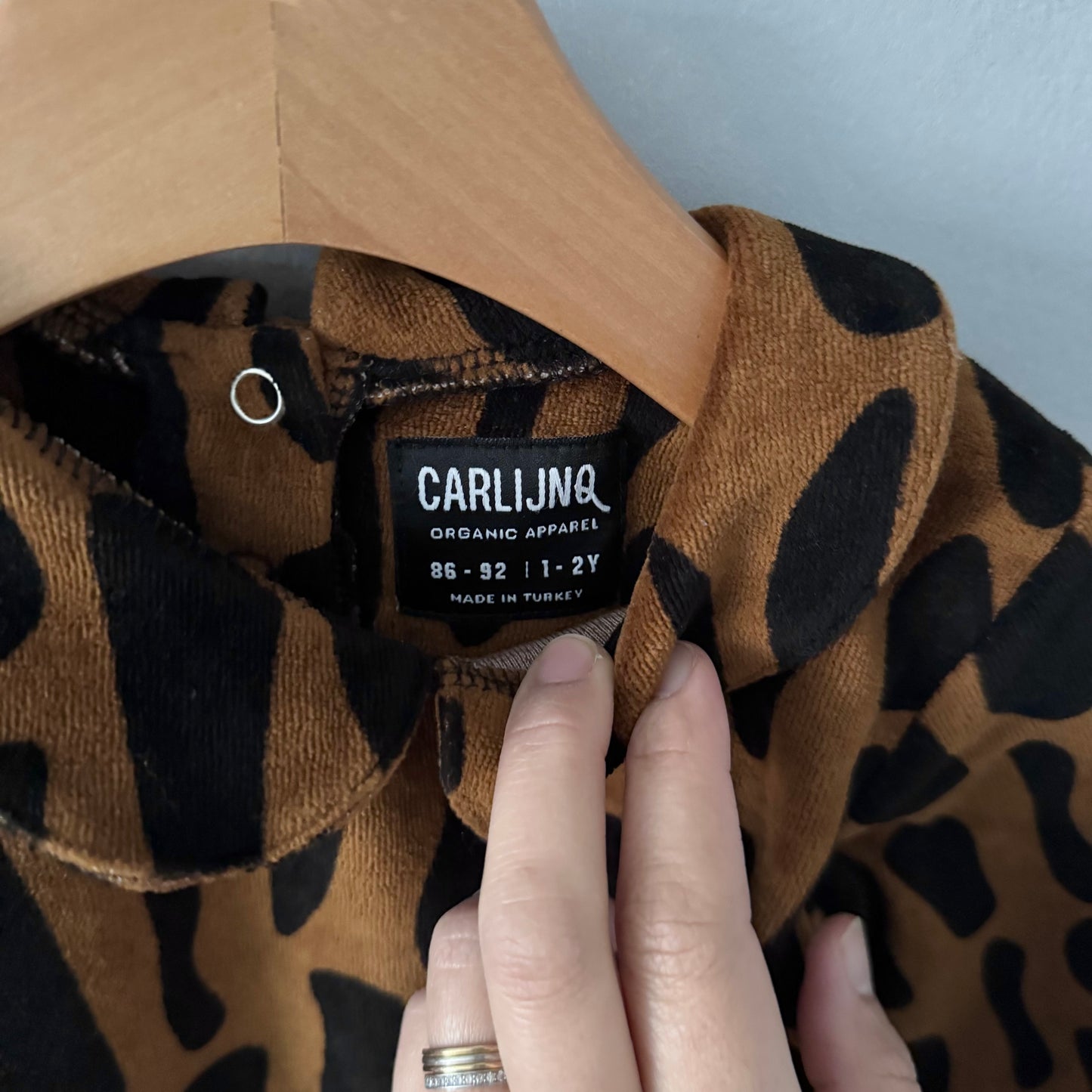 Carljinq / Velour brown x black dress / 18-24M