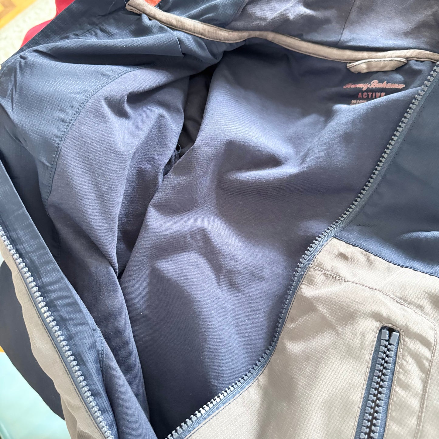 Tommy Bahama / Veste zippée bleu marine et grise / 6 ans