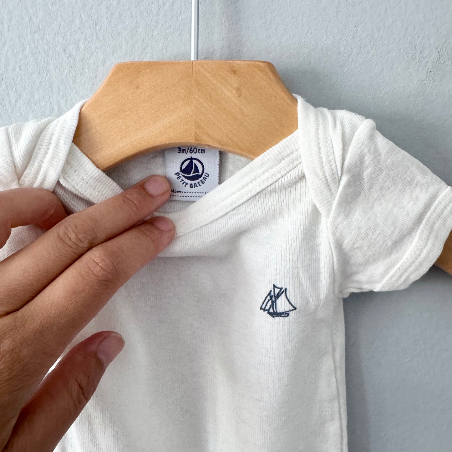Petit Bateau / White short sleeve onesie / 3M
