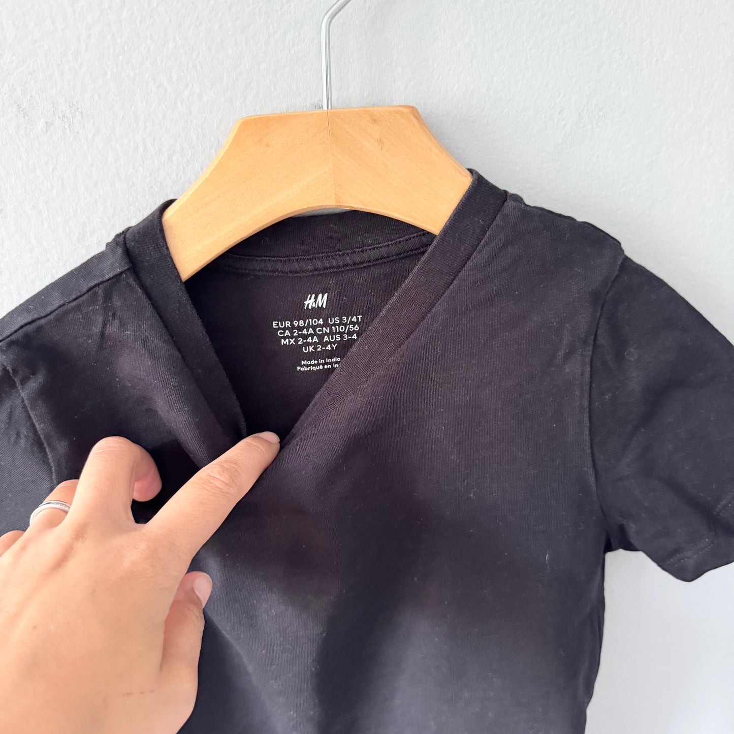H&M / Black T-shirt / 2-4Y