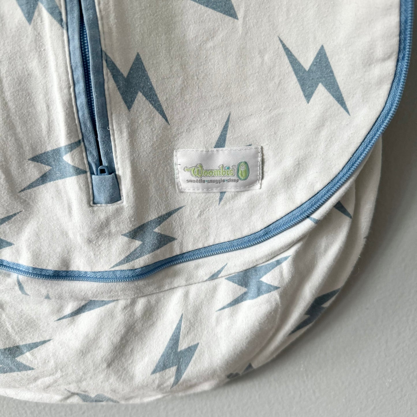 Woombie / White x blue lightning swaddle / 0-18M