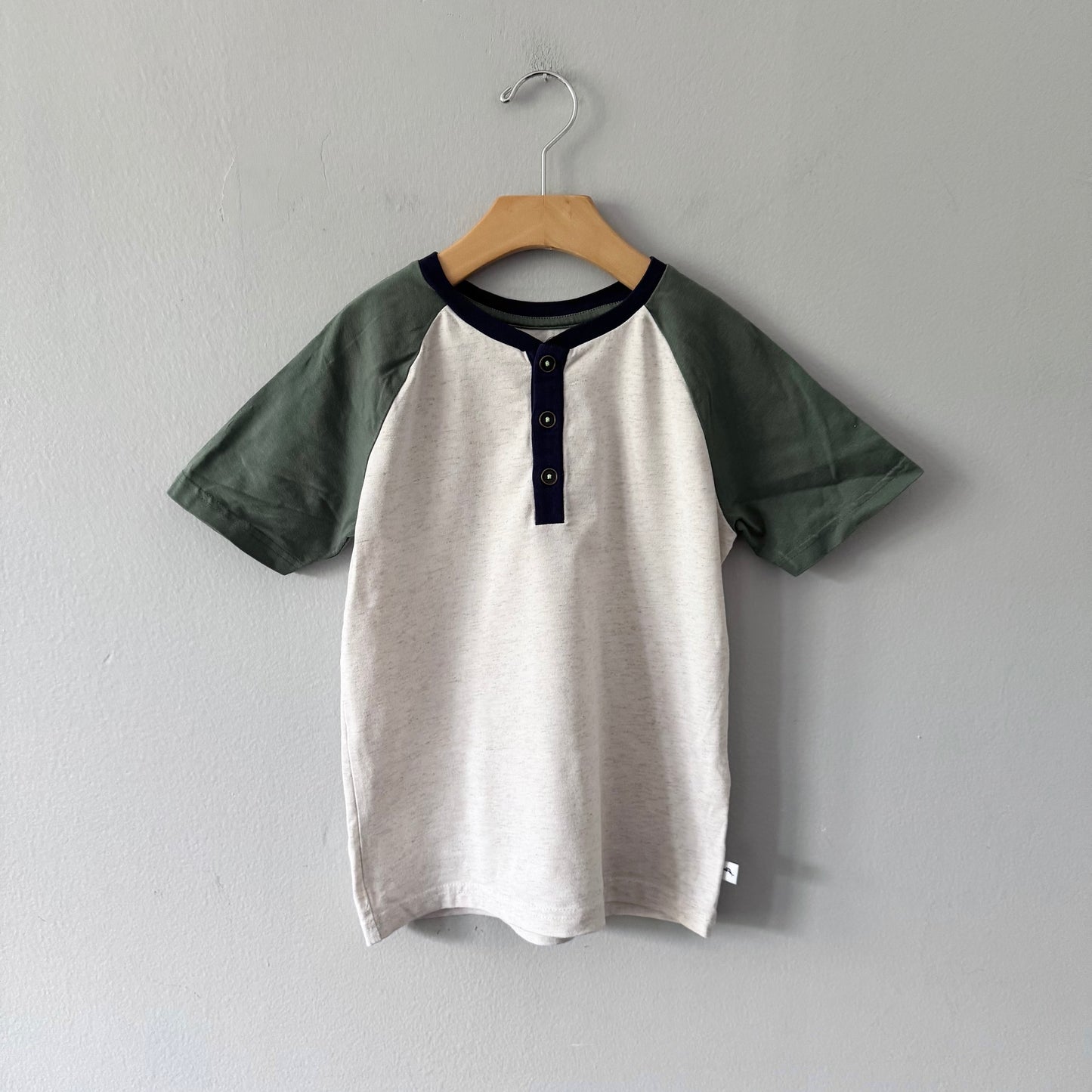 Tommy Bahama / Beige khaki raglan T-shirt / 5-6Y