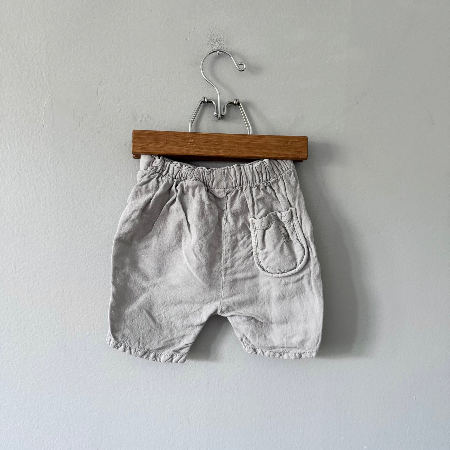Zara / Light grey shorts / 12-18M