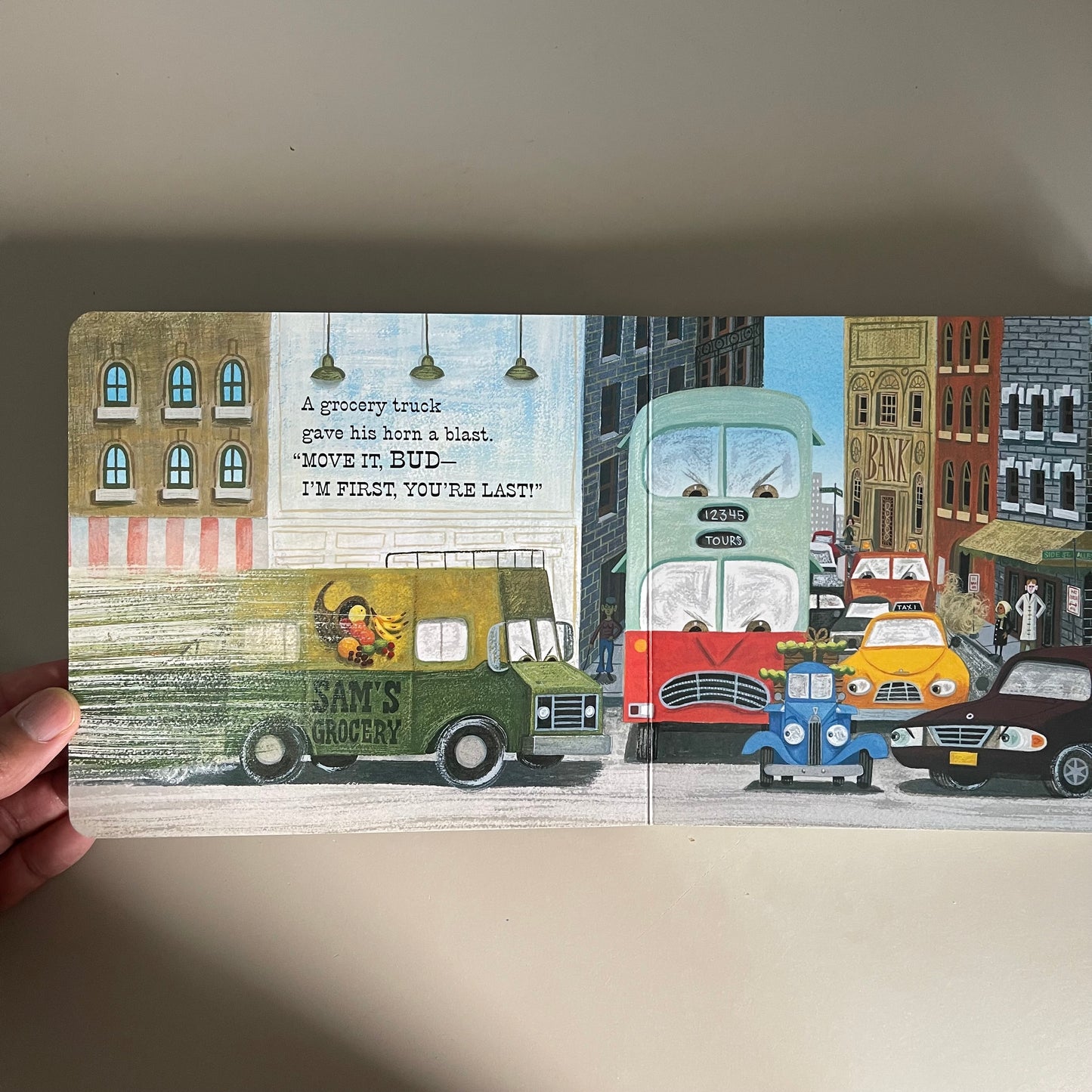 Little Blue Truck Leads the Way / Alice Schertle