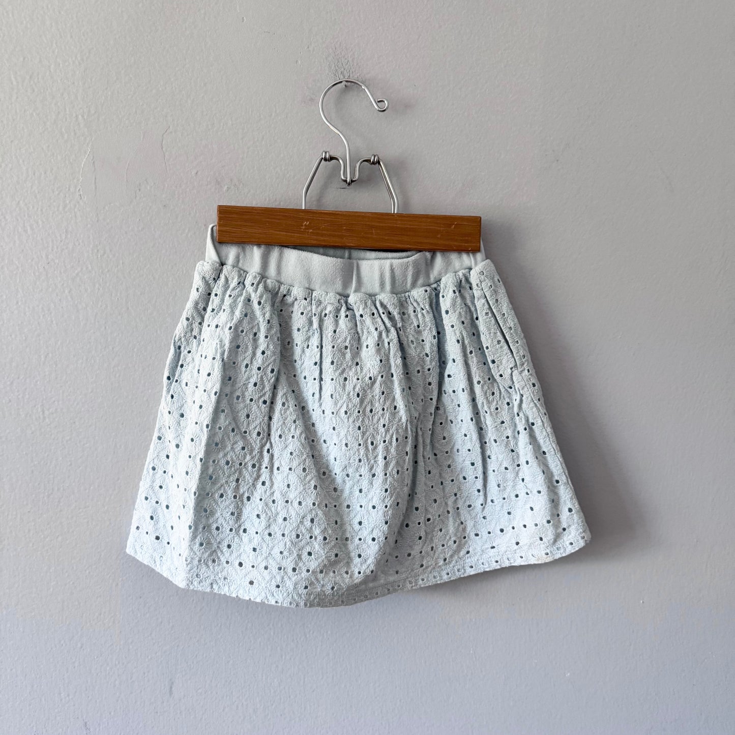 Uniqlo / Light blue eyelet skirt / 3-4Y