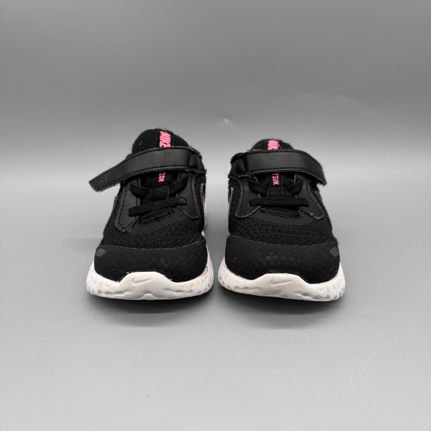 Nike / Revolution / Running Shoes / US7