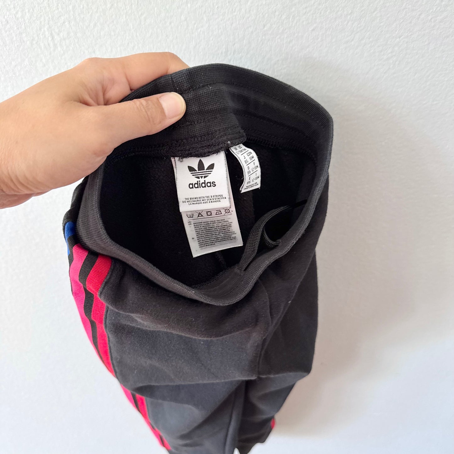 Adidas / Black zip up hoodie & sweatpants set / 12-18M