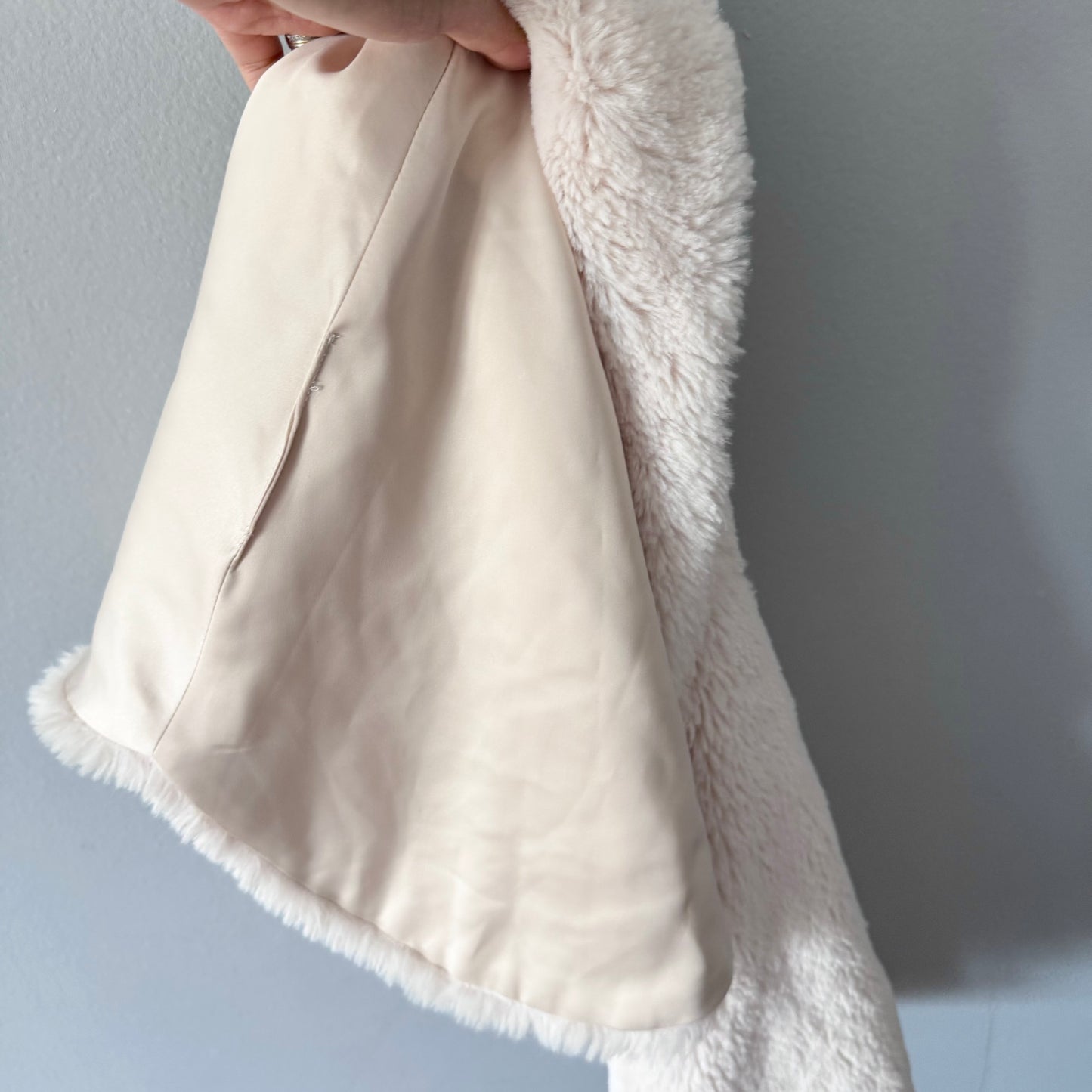 Blink Blank / Sherpa cape / 7-8Y - Missing button