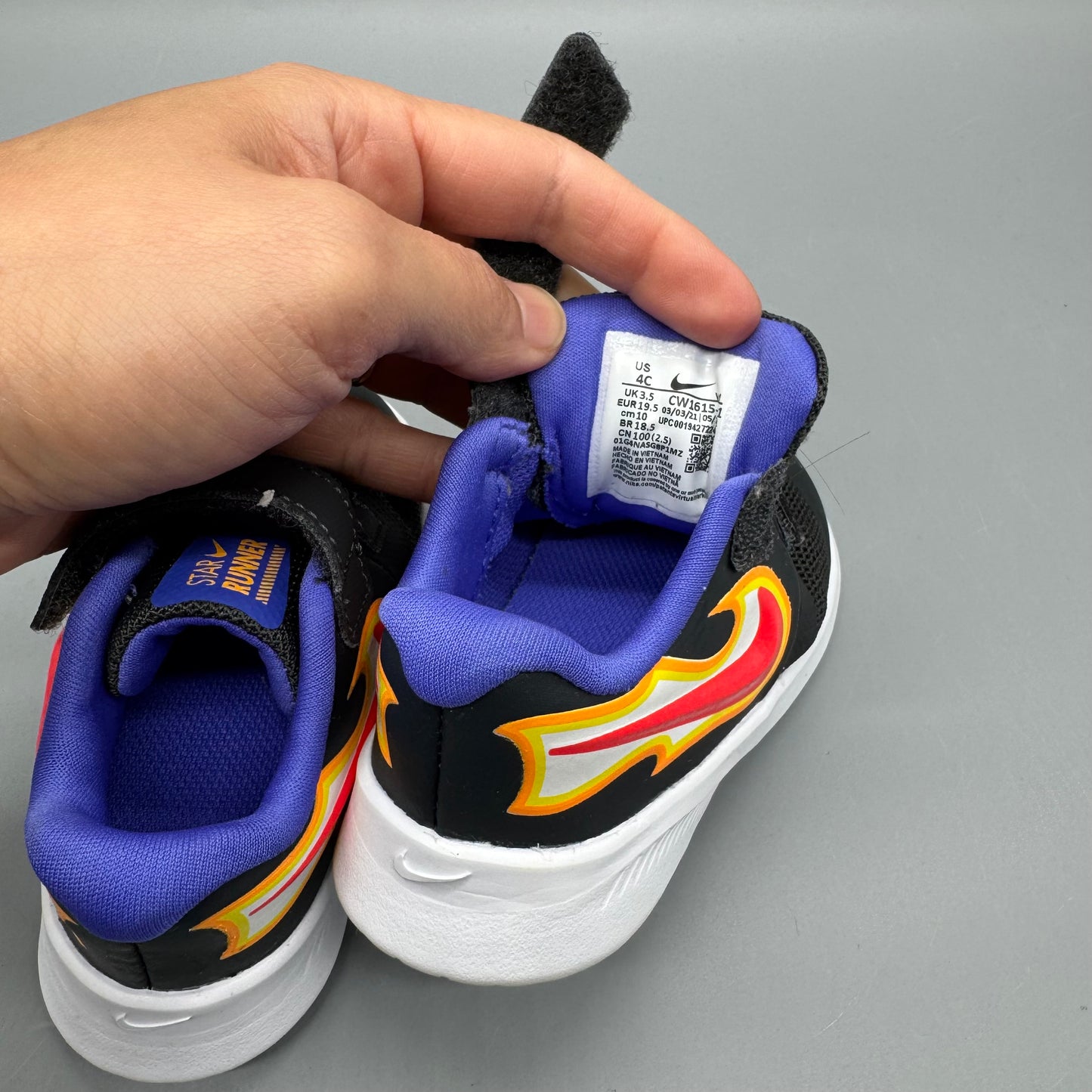 Nike / Running Shoes / US4