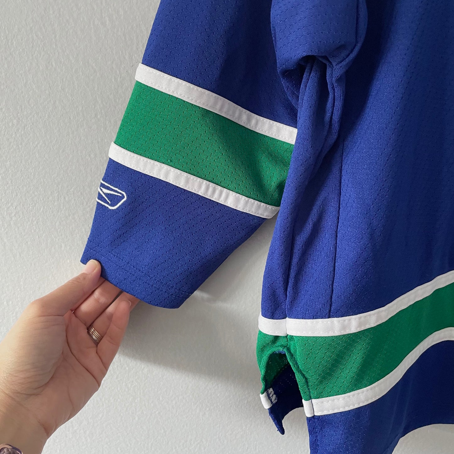 NHL / Vancouver Canucks jersey / 4-7Y