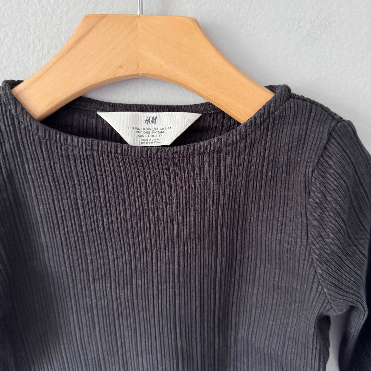 H&M / Black ribbed long sleeve / 2-4Y