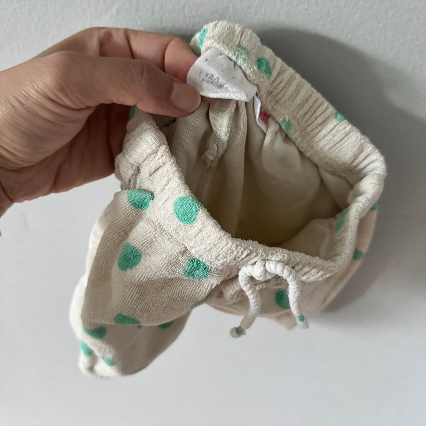 Zara / Ivory x green dots shorts / 12-18M