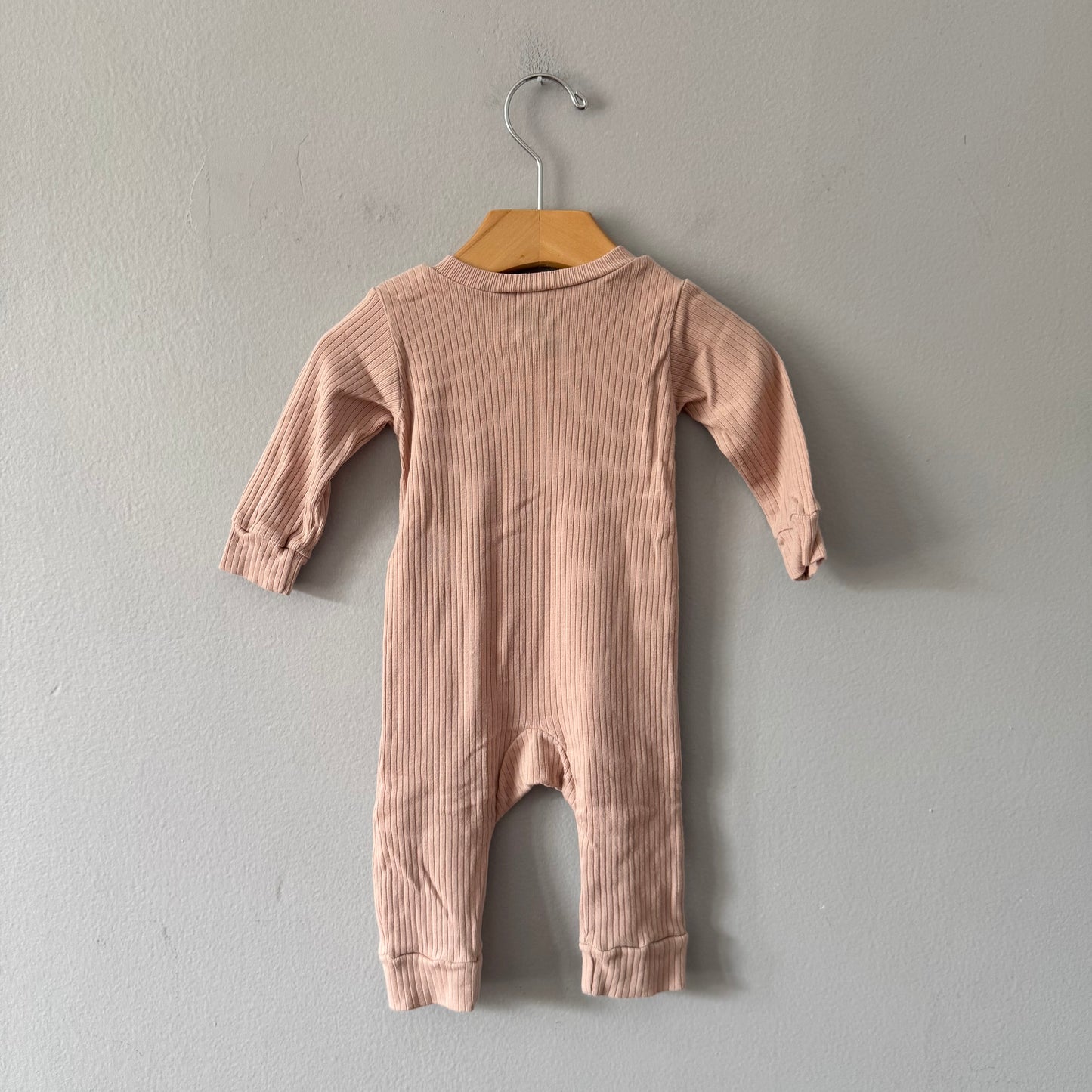 The Littlest / Pink beige ribbed romper / 0-3M