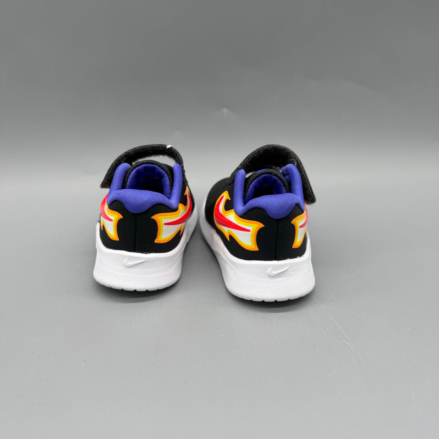 Nike / Running Shoes / US4