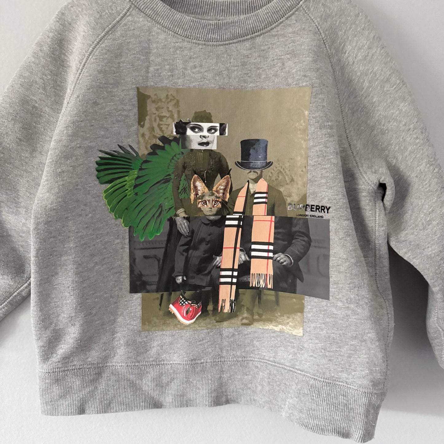 Burberry / Light grey sweatshirt / 6Y