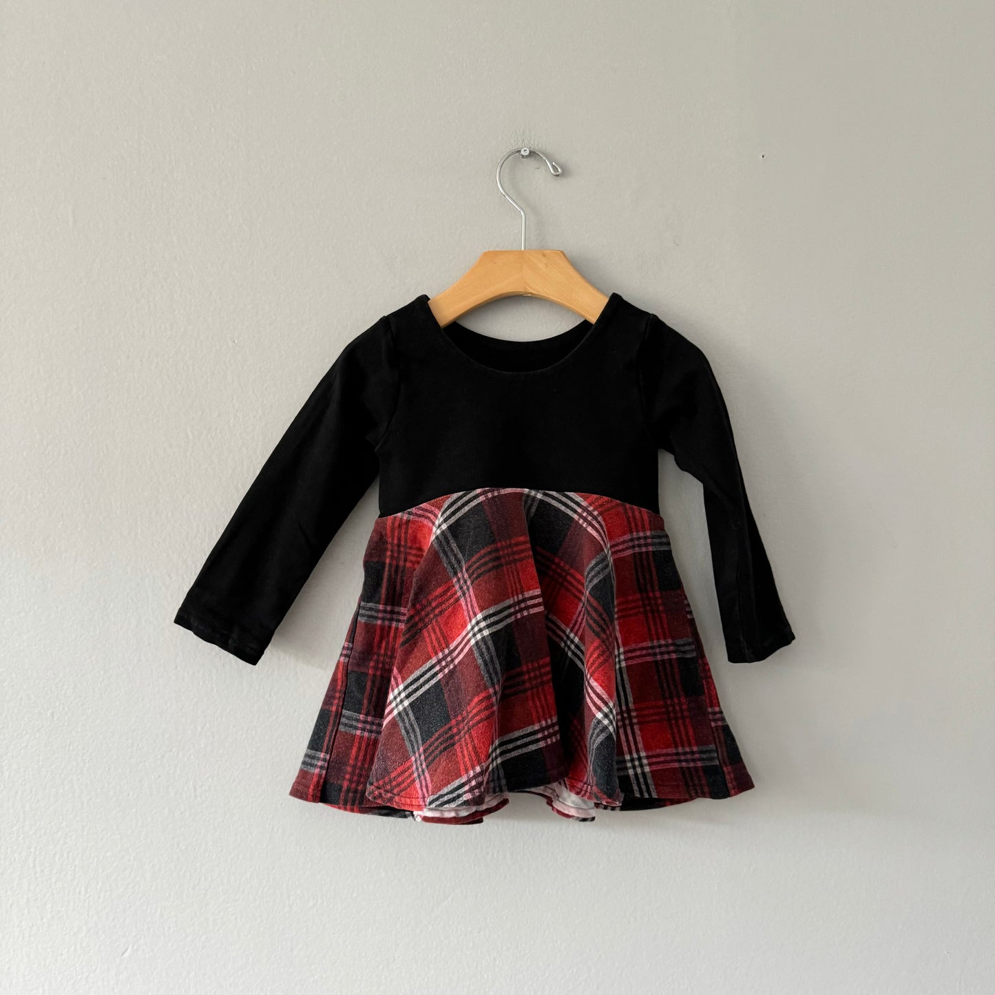 Little Pear Boutique / Black x red twirl dress / 2T