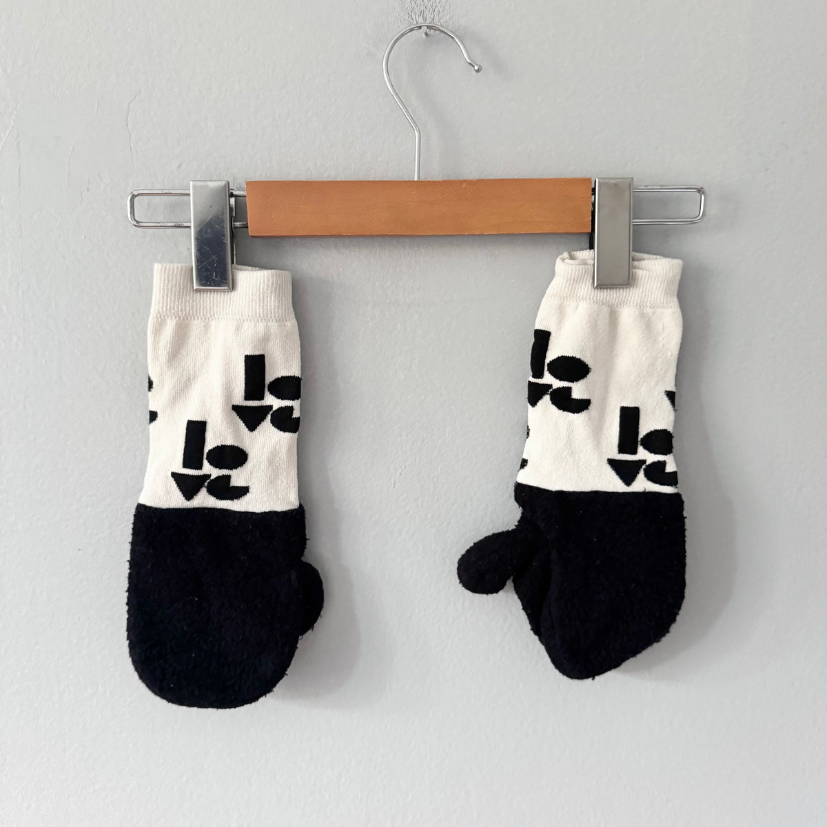 Minitens / Black & white mittens / 12-24M
