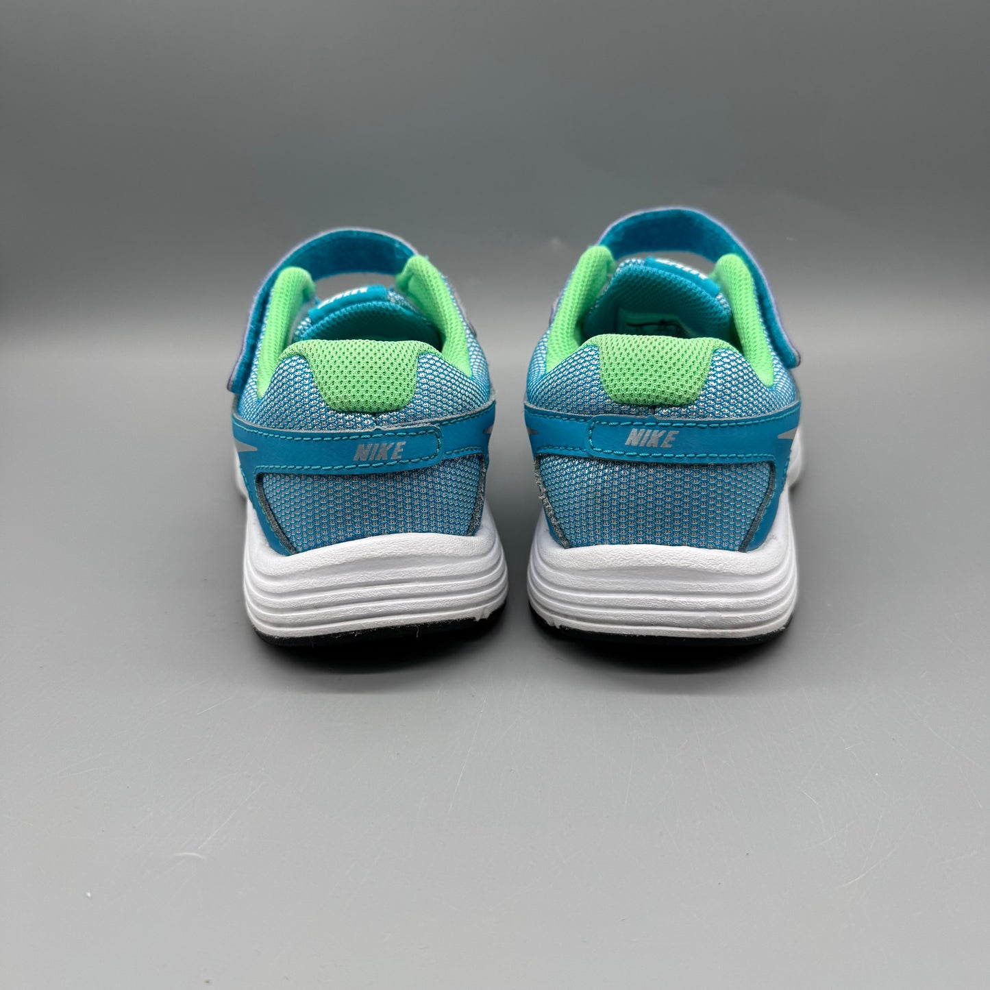 Nike / Running Shoes / J2