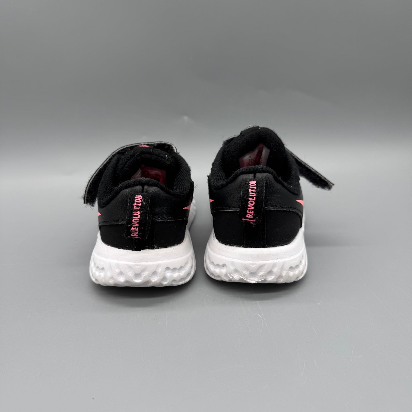 Nike / Revolution / Running Shoes / US7