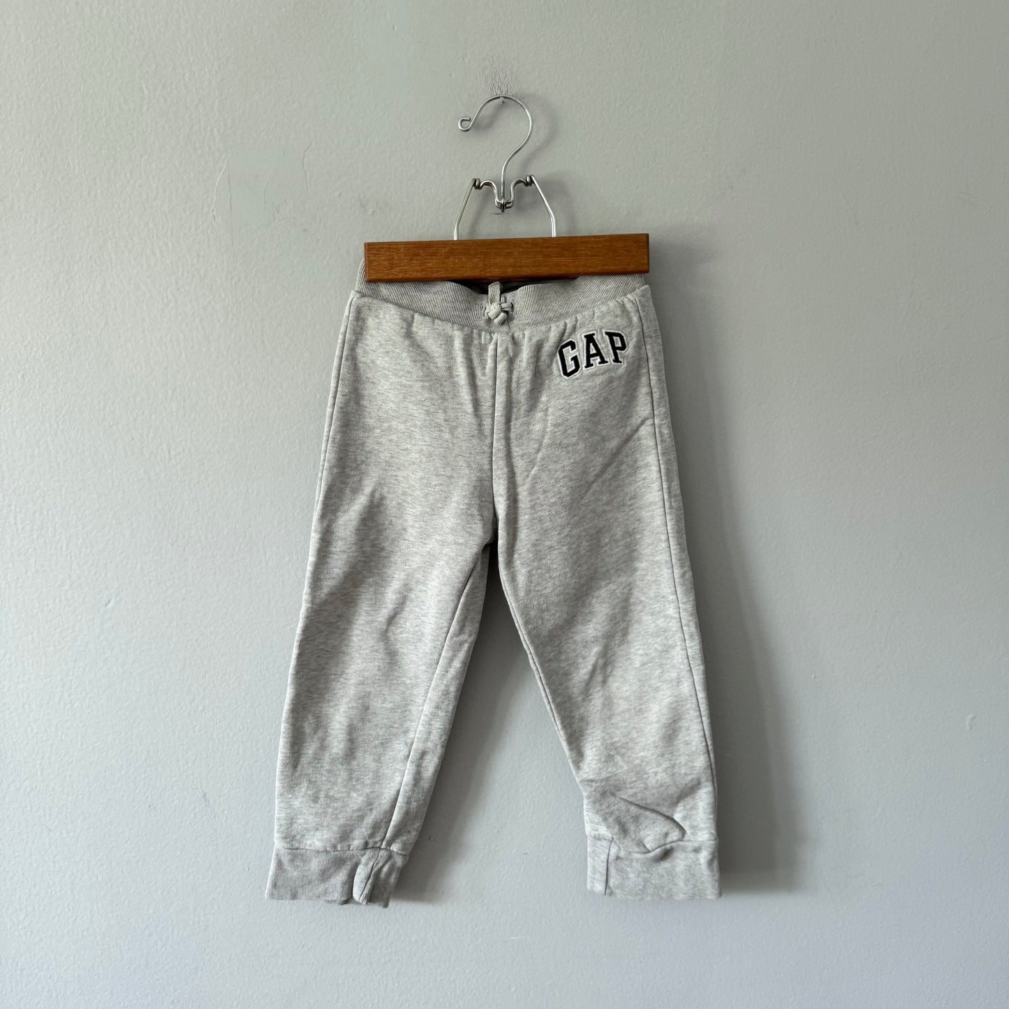 Gap / Light grey lined sweatpants / 4Y