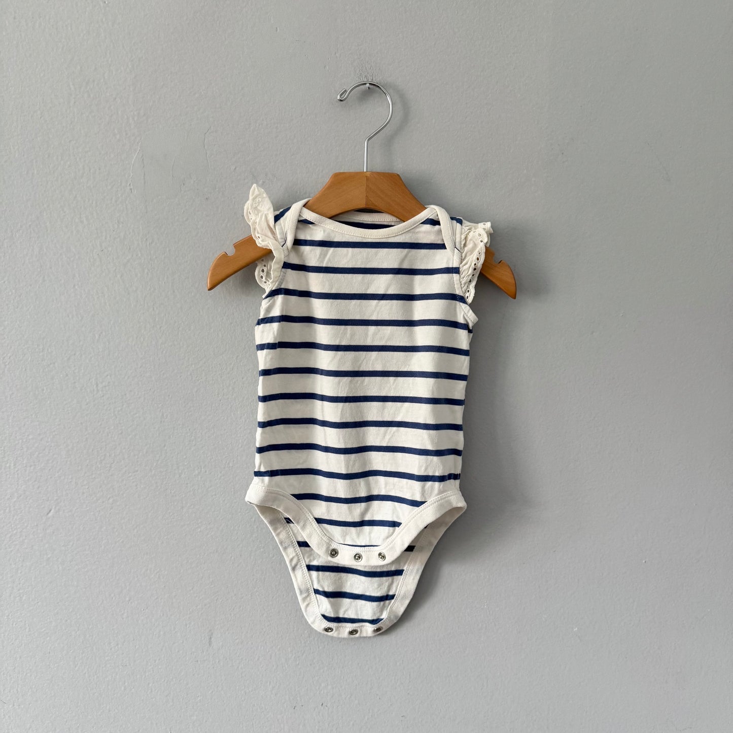 Gap / Stripe x ruffle shoulder onesie / 6-12M