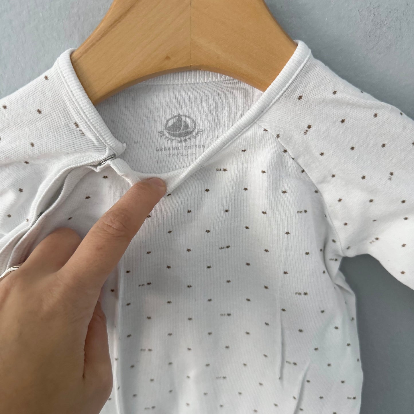 Petit Bateau / White x star long sleeve onesie / 12M