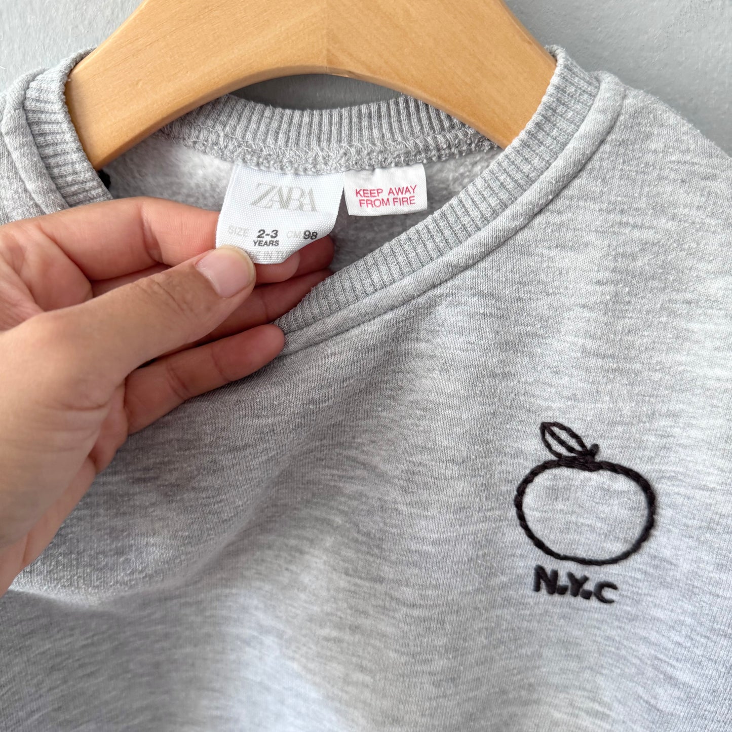 Zara / Light grey NYC sweatshirt / 2-3Y