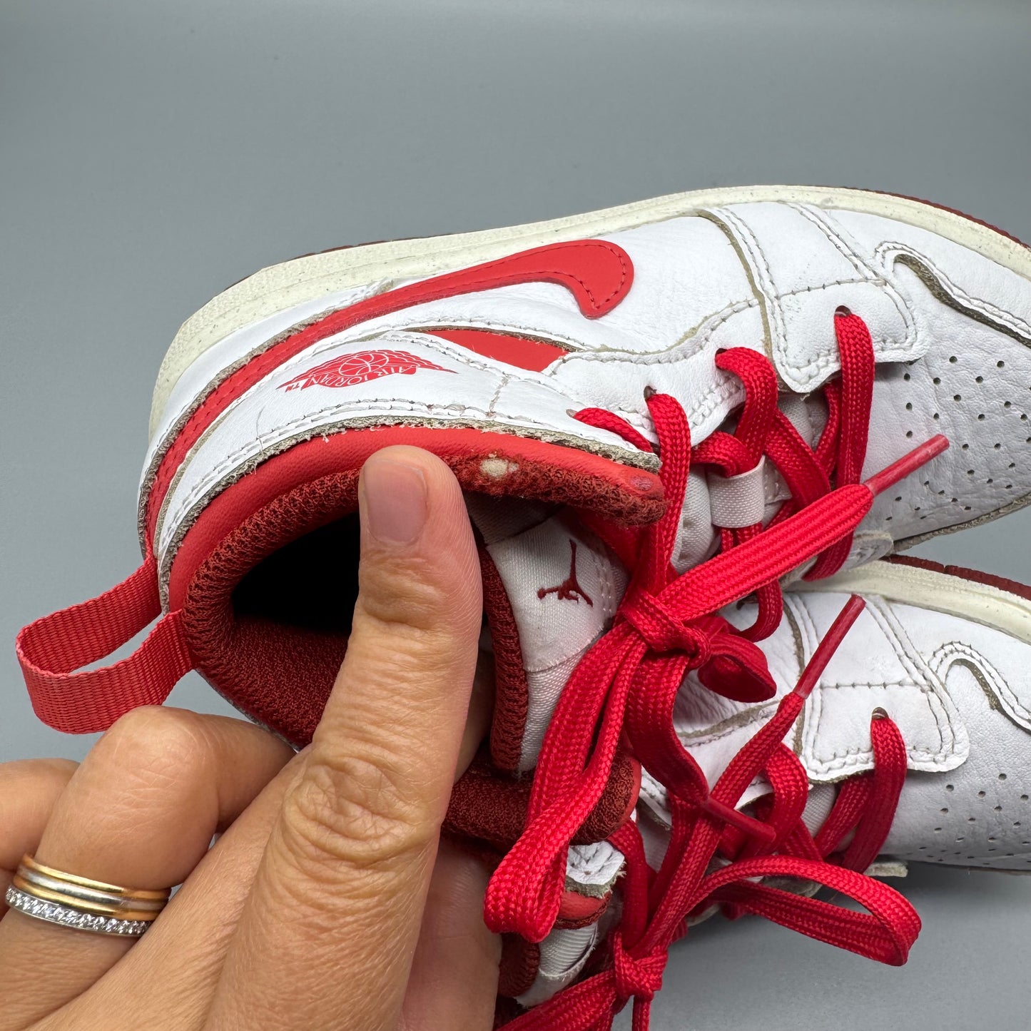 Nike / Air Jordan White Dune Red Sail Lobster / Running Shoes / US10