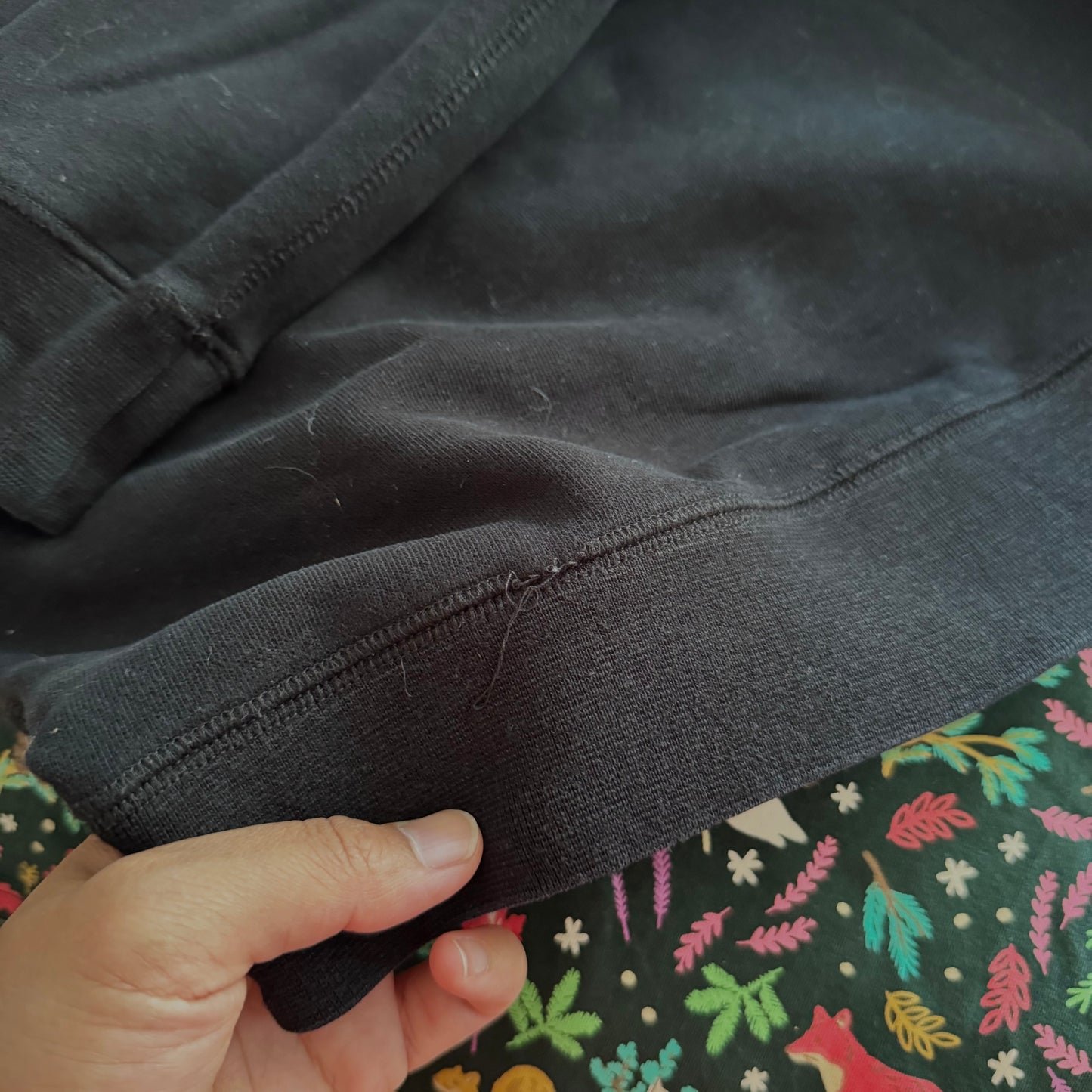 Roots / Black half zip sweatshirt / 7-8Y