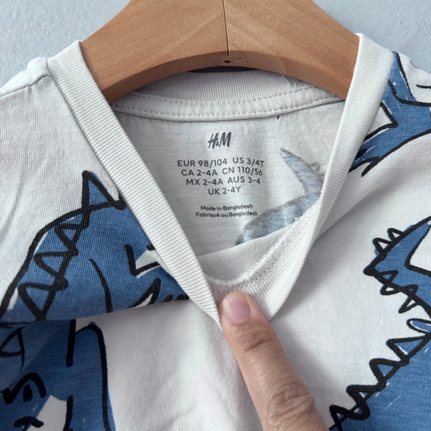 H&M / White crocodile T-shirt / 2-4Y