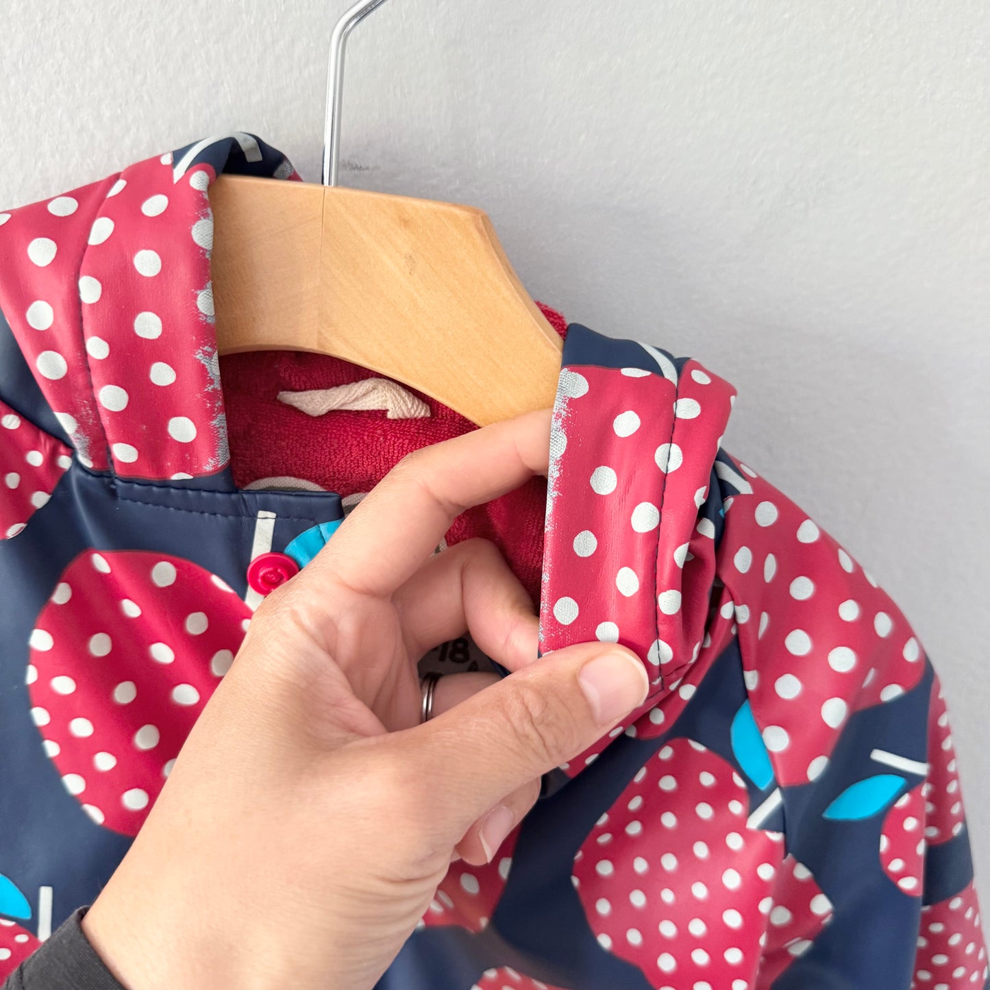 Hatley / Navy apple rain jacket / 12-18M