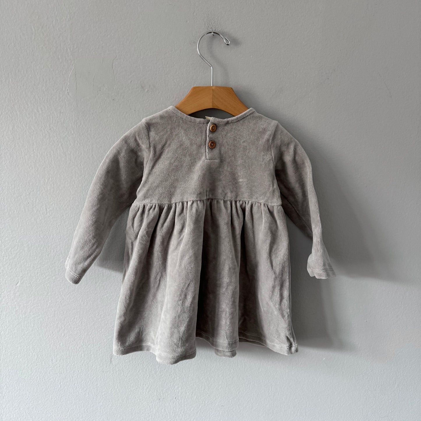 Quincy Mae / Light grey velour dress / 12-18M