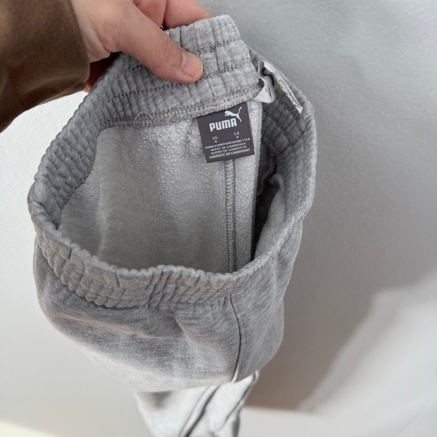 Puma / Light grey sweatpants / 4Y