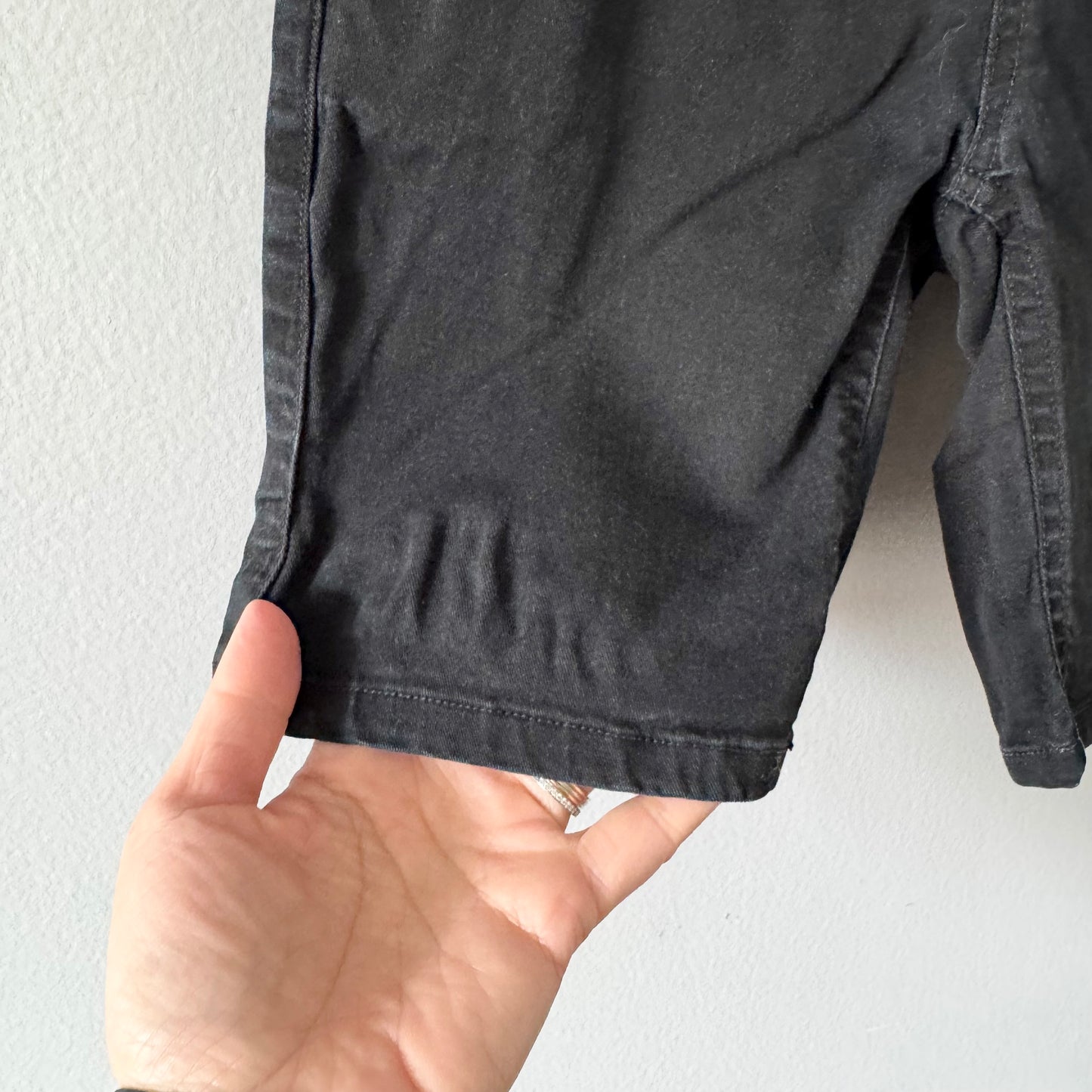 Levi's / Black chino shorts / 6Y
