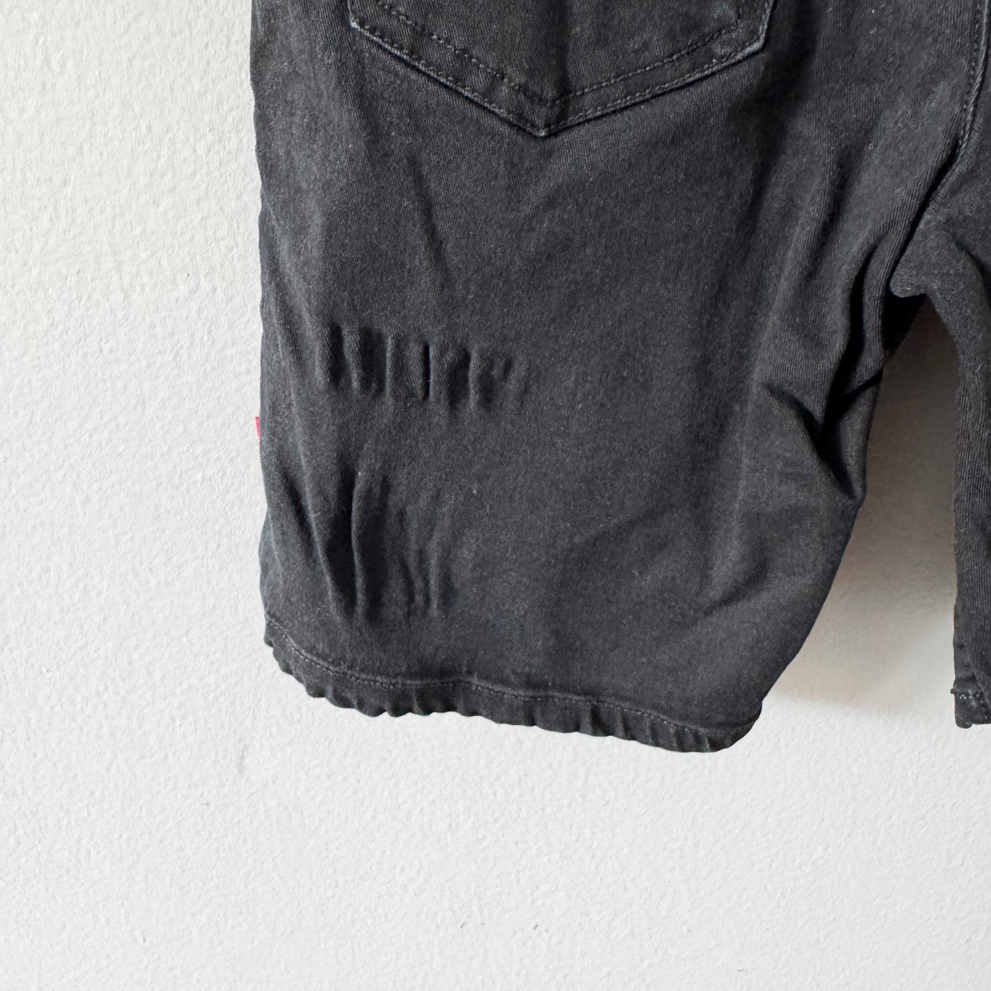 Levi's / Black chino shorts / 6Y