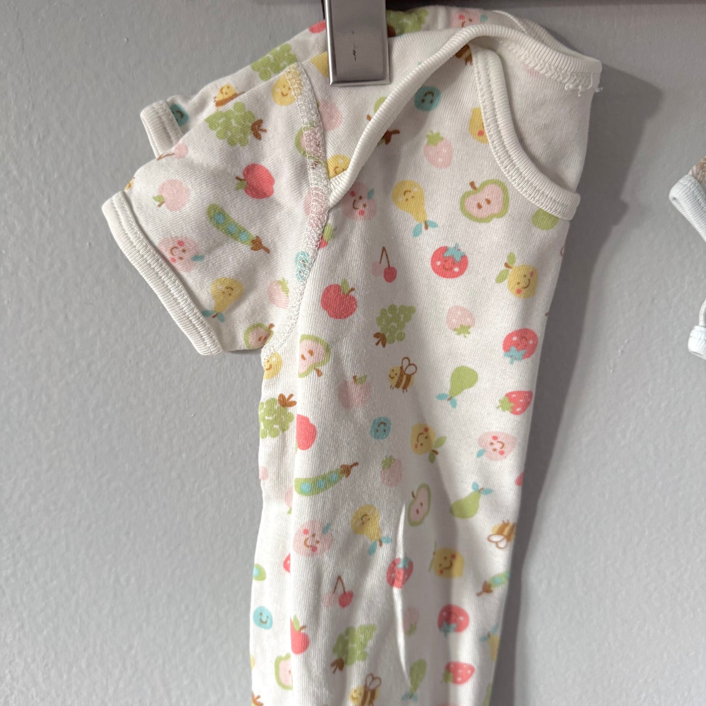 Uniqlo / 2 short sleeve onesies / 6-12M