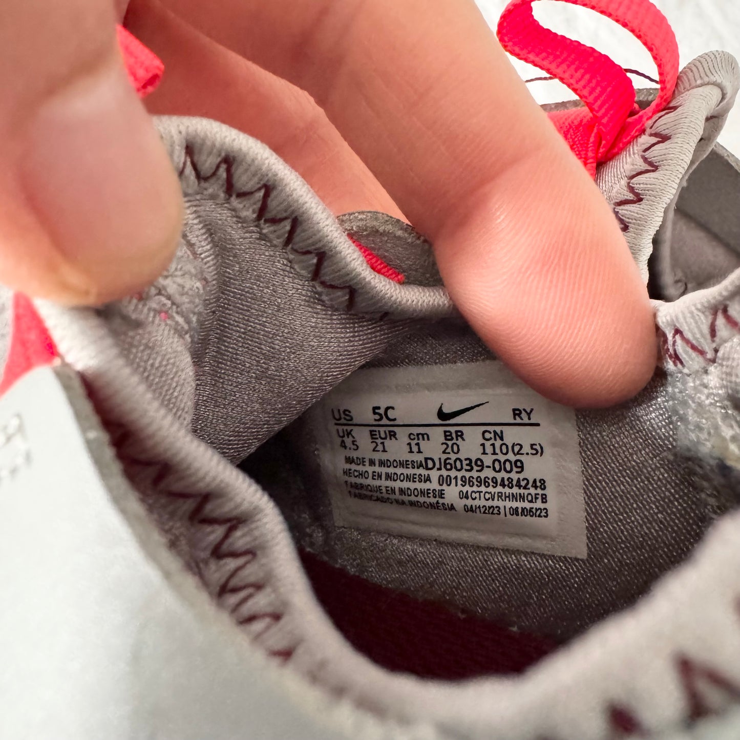 Nike / Running Shoes / US5