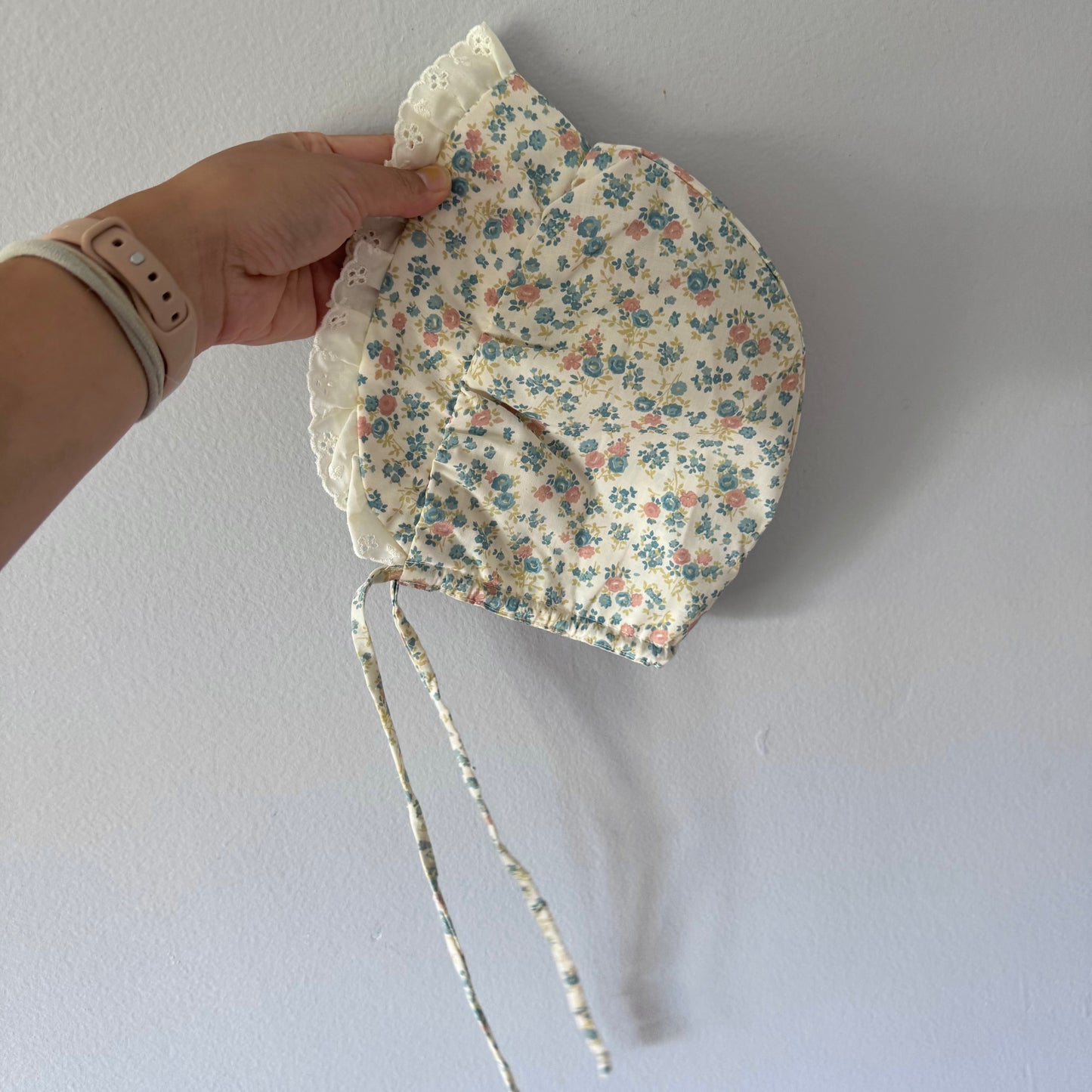 Vintage / Green floral bonnet, bib and shorts set / 12M