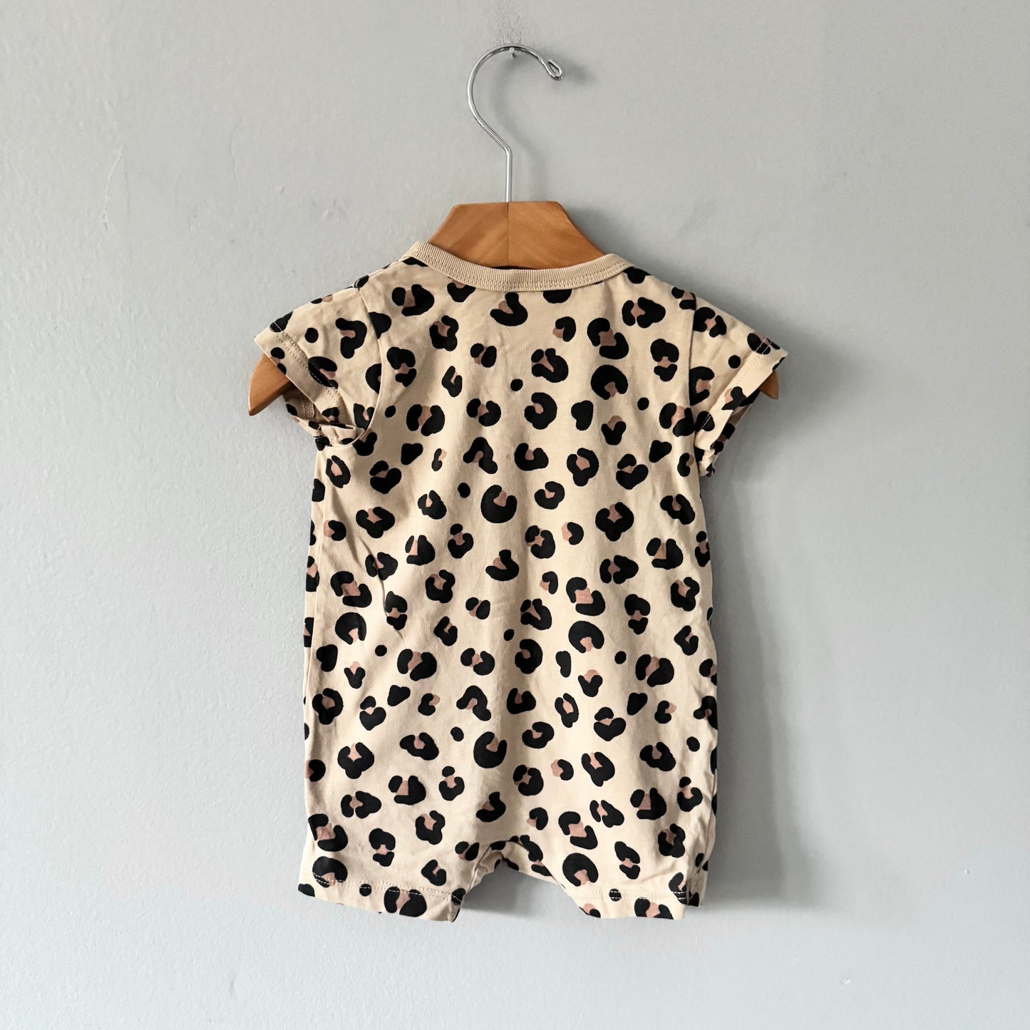 H&M / Barboteuse d'été beige et léopard / 2-4 mois
