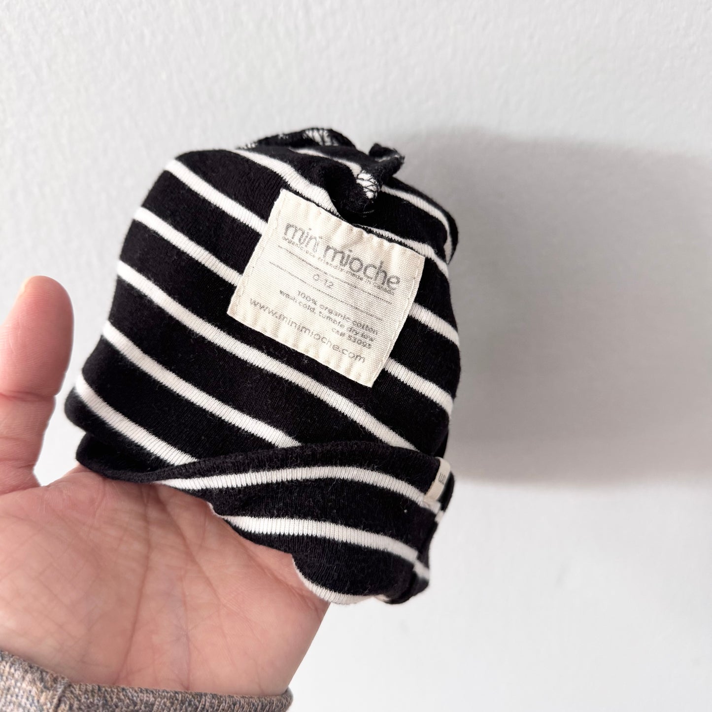Mini mioche / Bonnet rayé noir et blanc / 0-12 mois
