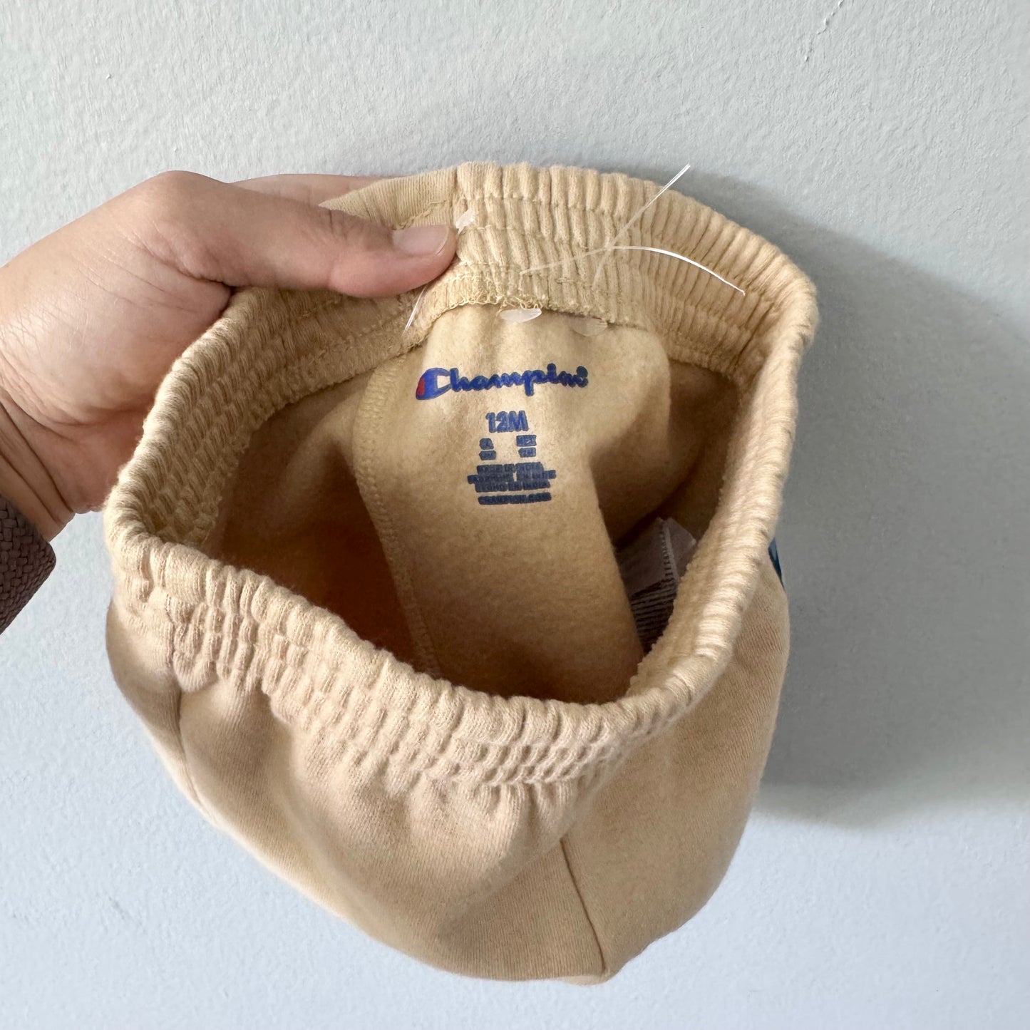 Champion / Beige crew shorts / 12M