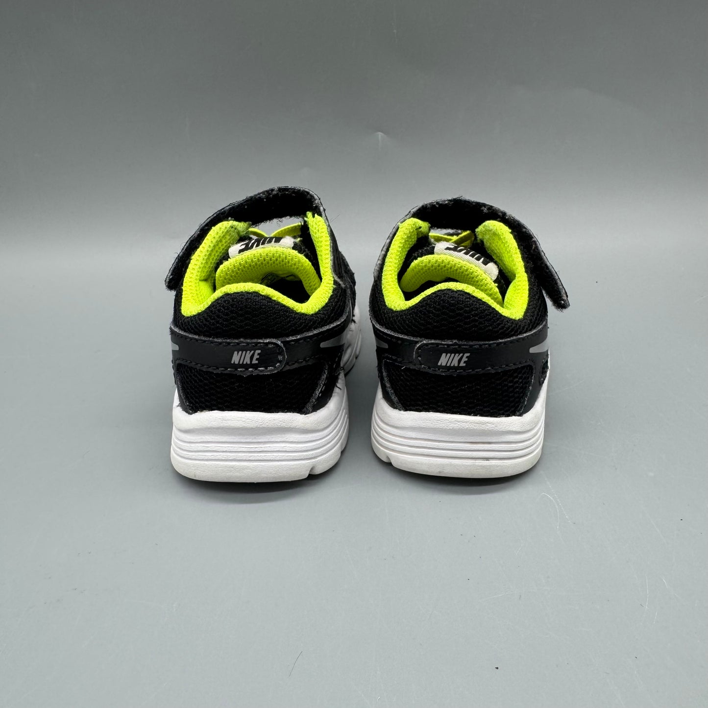 Nike / Running Shoes / US5