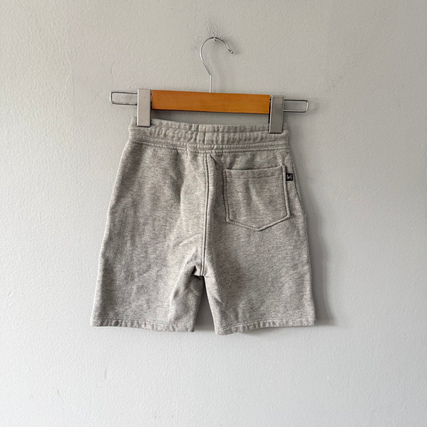 Lola & Taylor / Light grey crew shorts / 4Y
