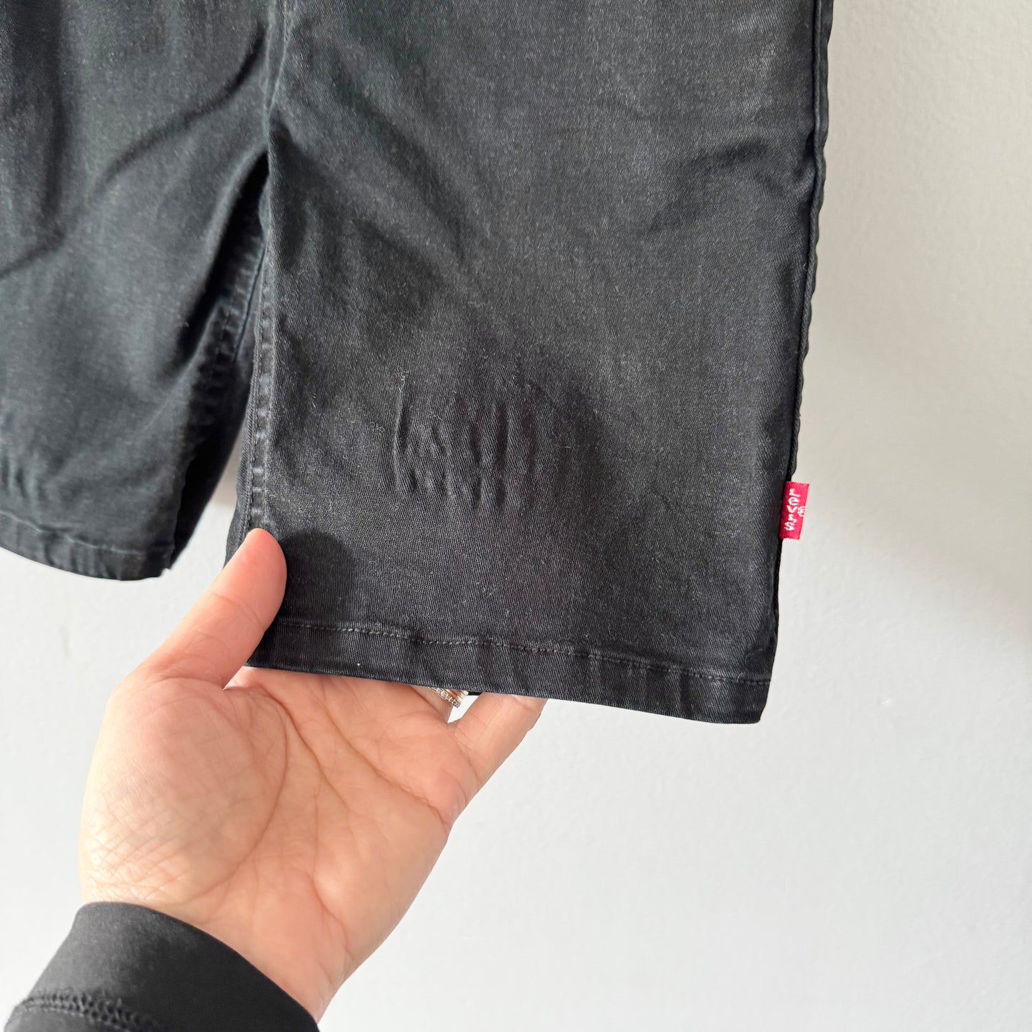 Levi's / Black chino shorts / 6Y