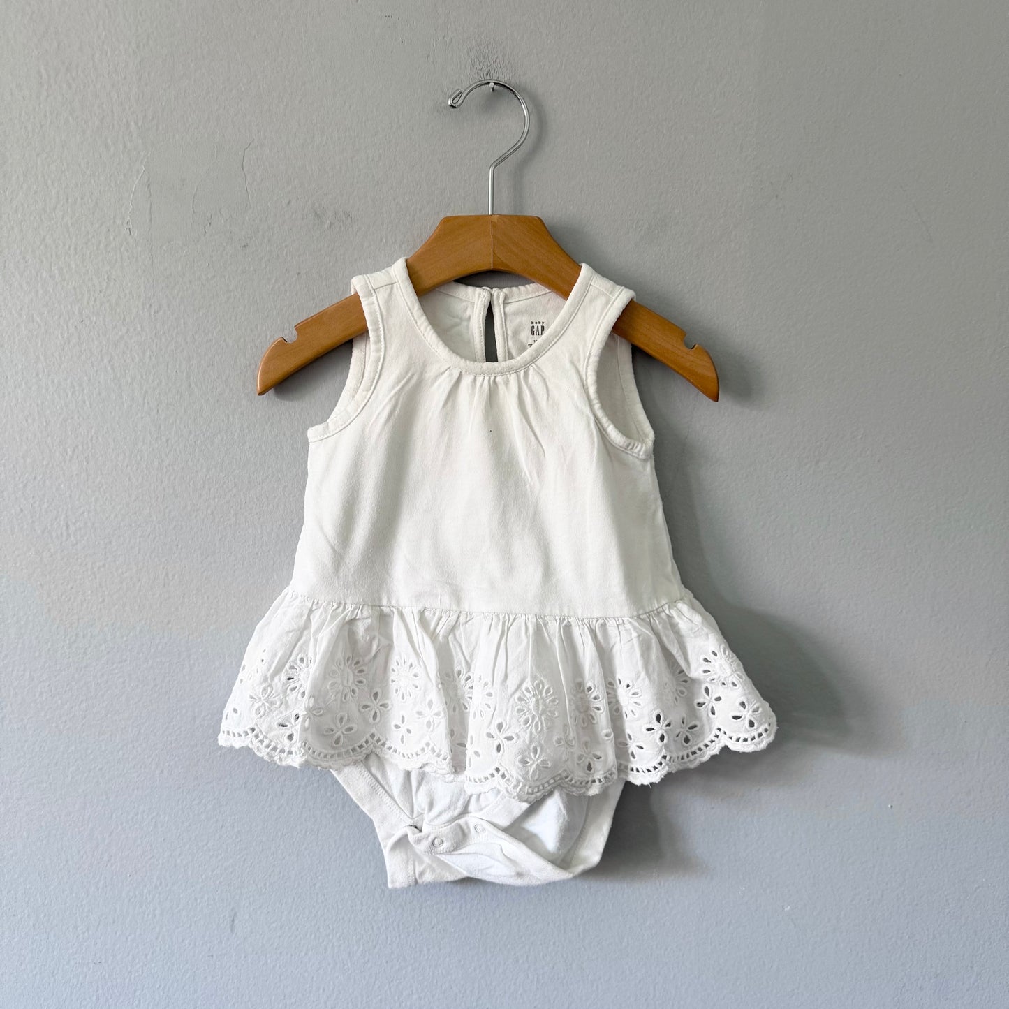 Gap / White eyelet tank onesie / 12-18M