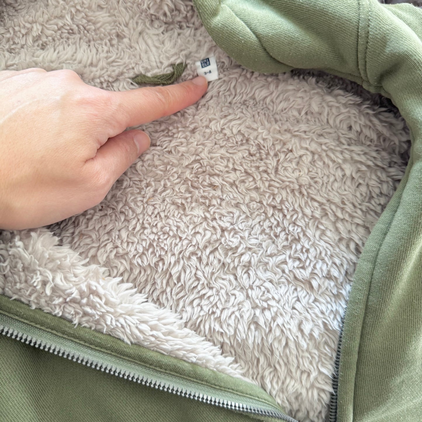 Uniqlo / Khaki sherpa lined zip up hoodie / 3-4Y