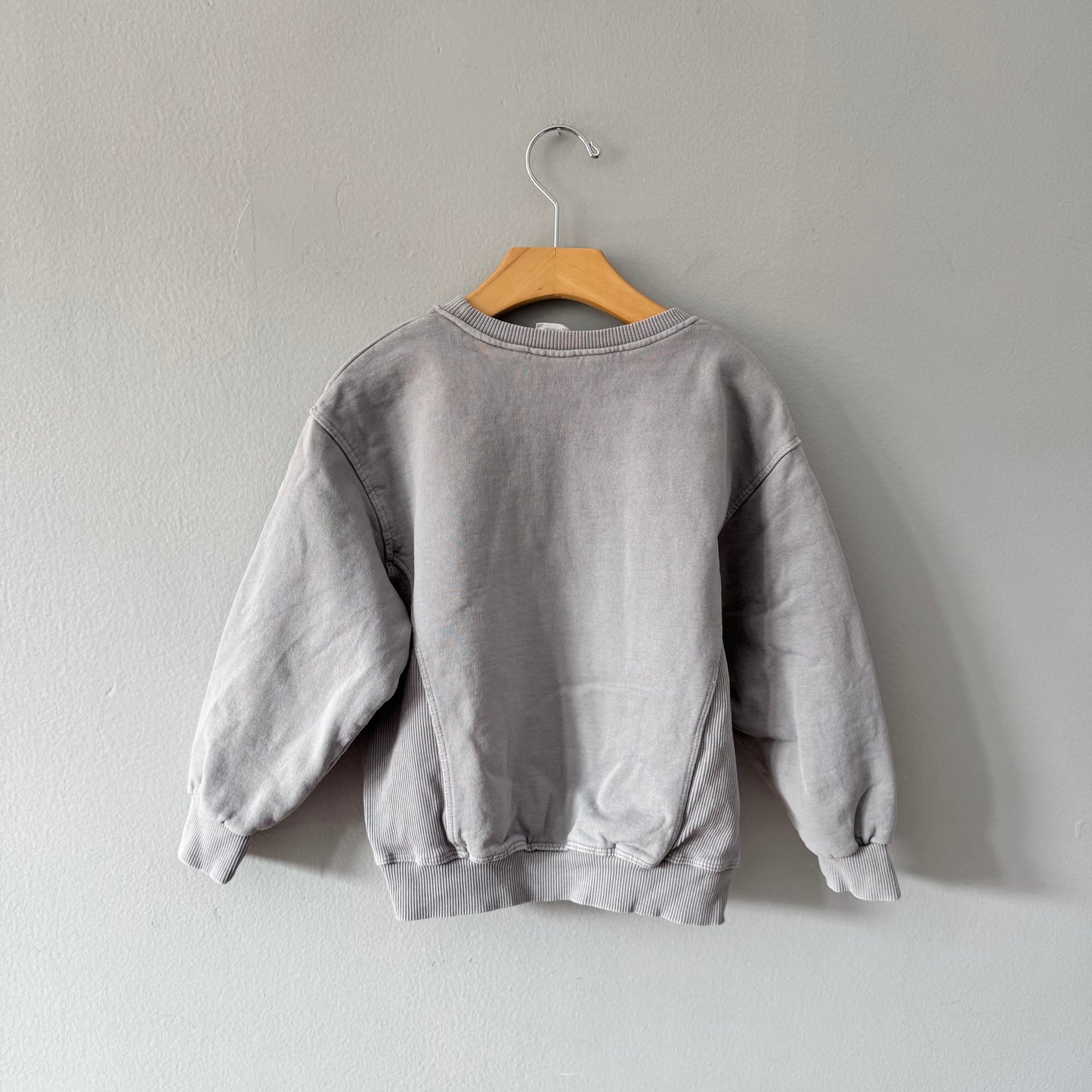 Zara / Light grey sweatshirt / 4-5Y